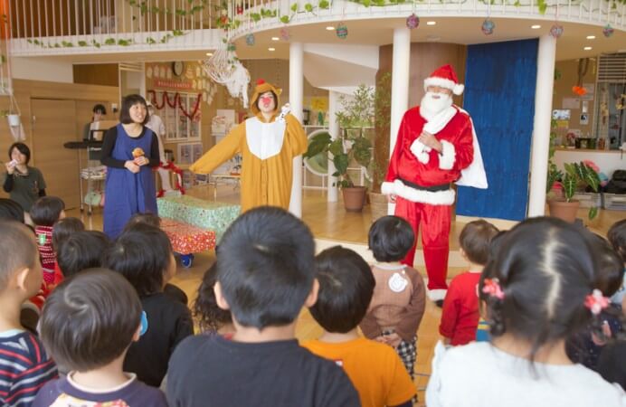 サンタの登場に喜ぶ園児