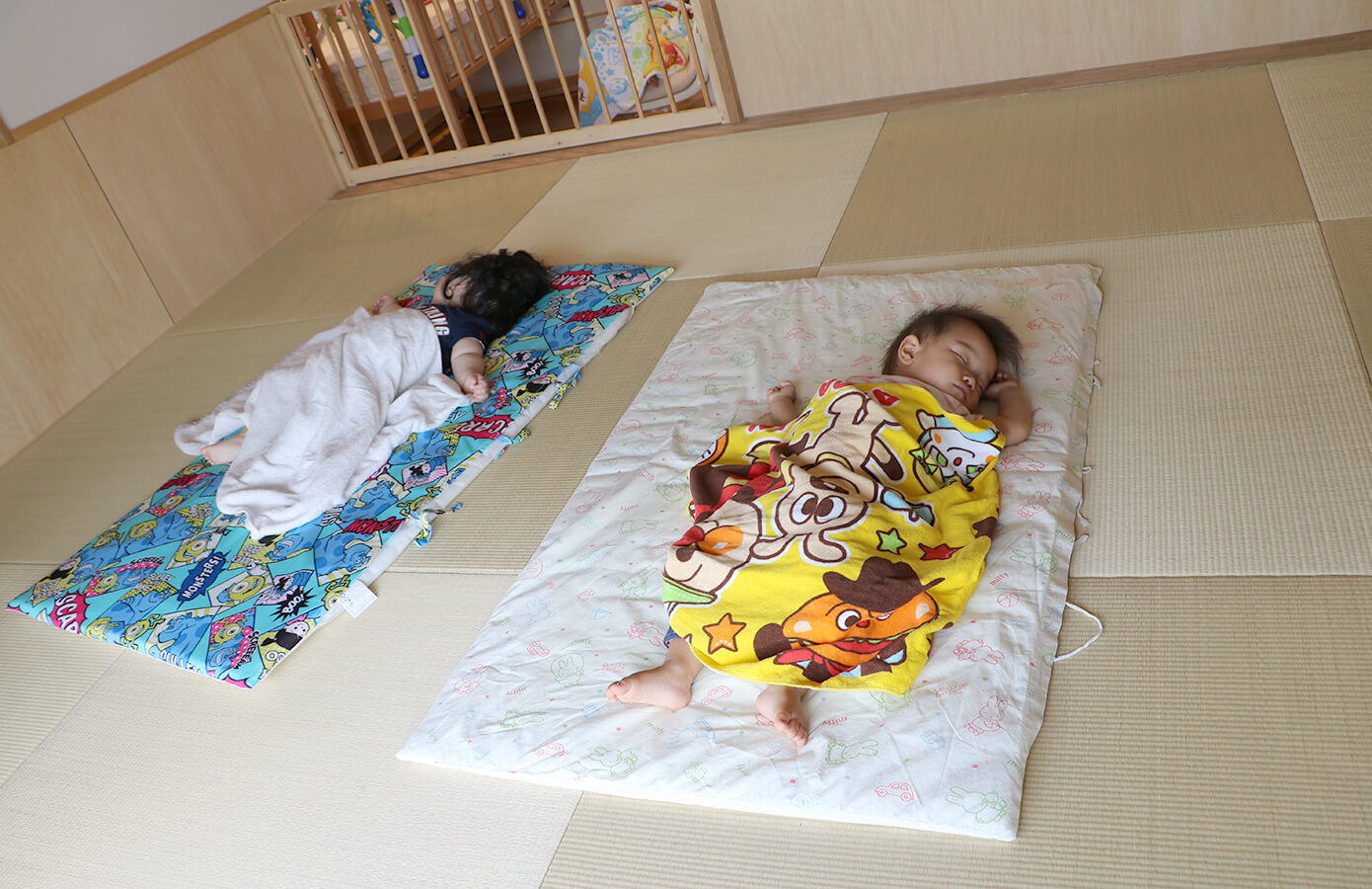 園舎内の琉球畳を敷いたスペースで畳の香り漂う中、すやすやお昼寝