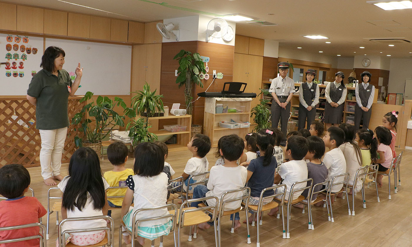 「この方々は、何のお仕事をされている方が知っていますか?」宮崎園長の問いに、大きな声で「えきをまもるひと!!」