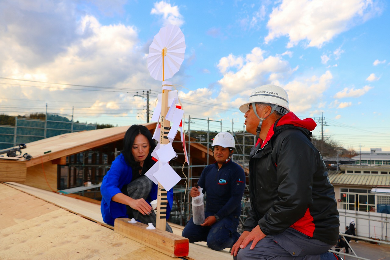 破魔矢を飾る安永