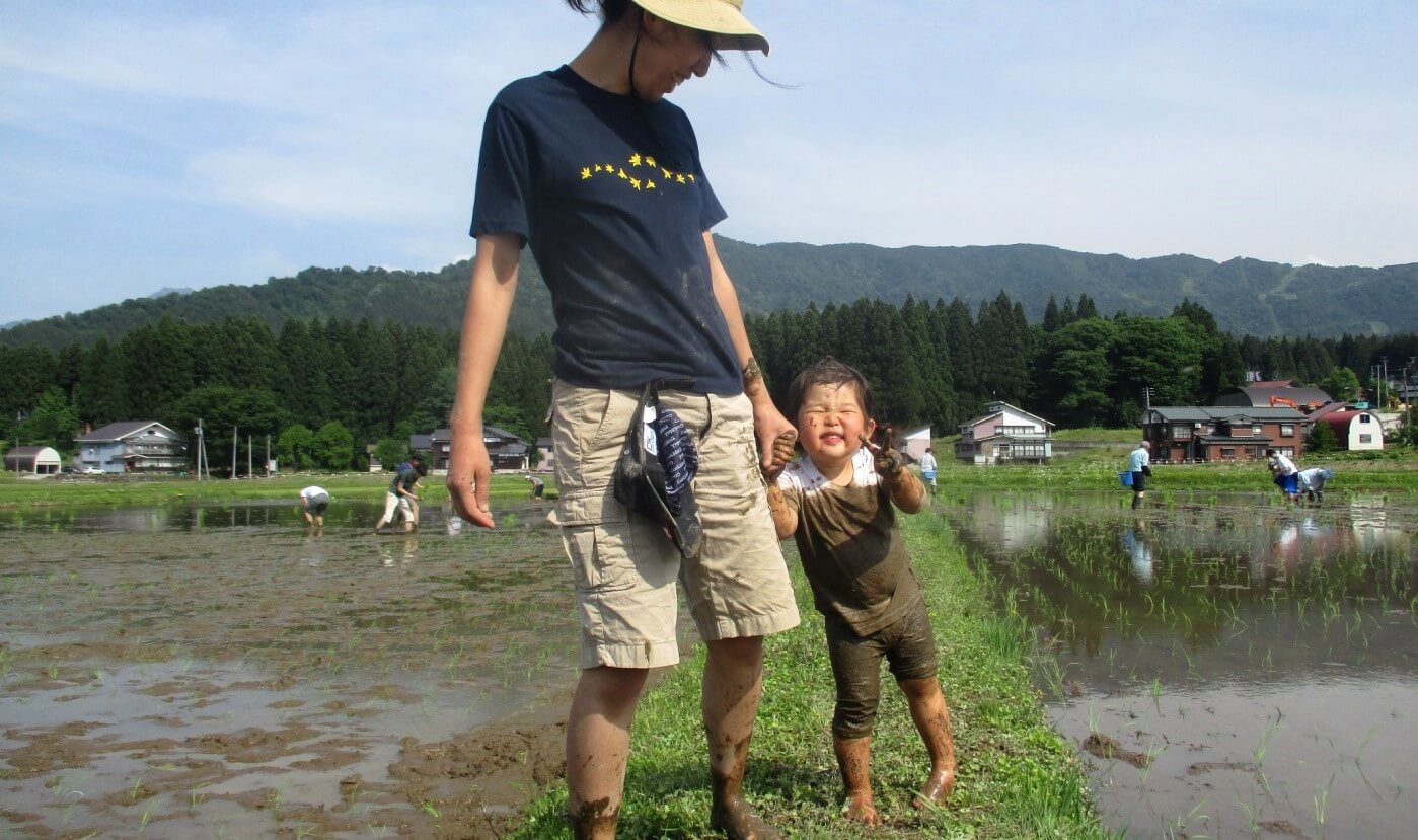 泥んこにまみれて笑顔に