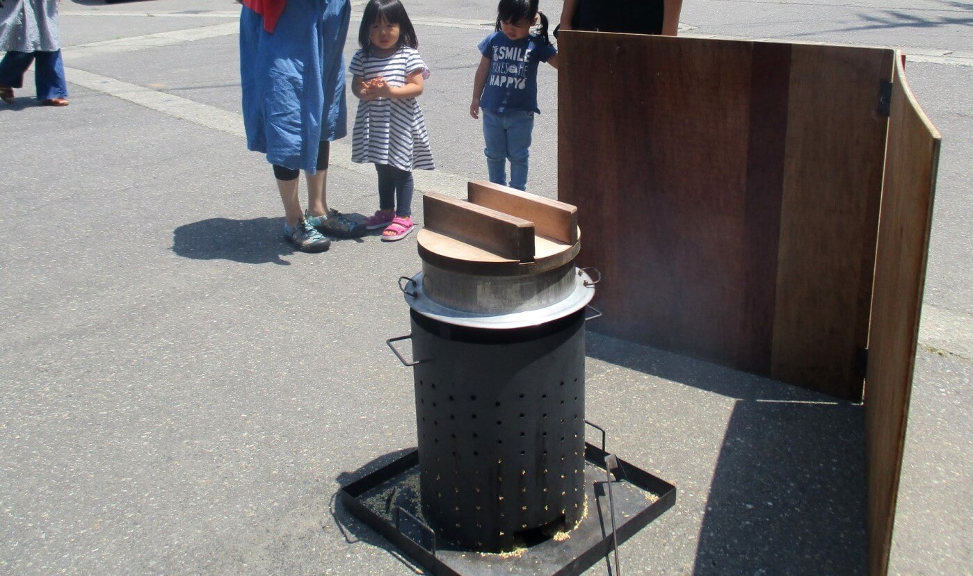 ぬか釜を見守る親子