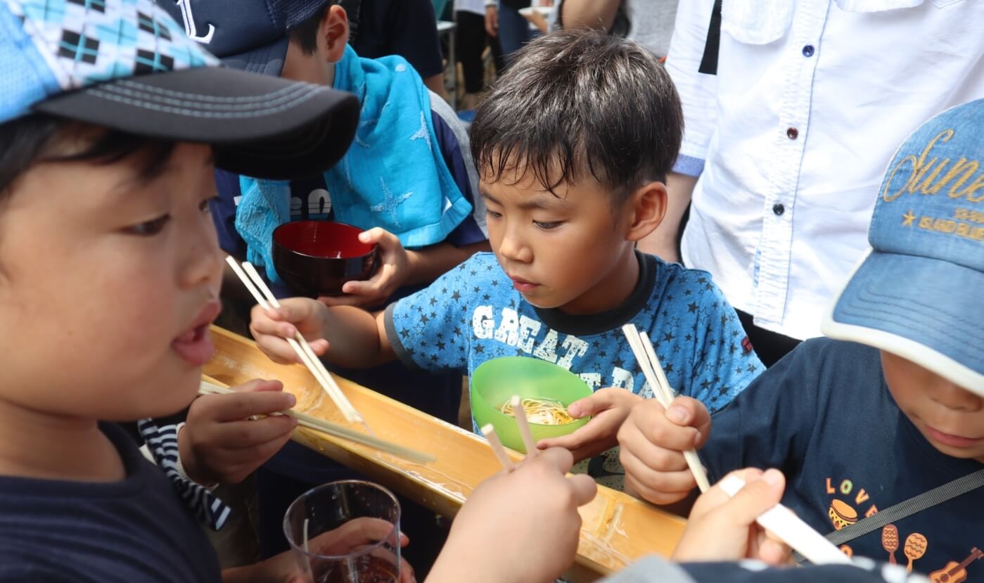 流しそうめんを食べる子どもたち