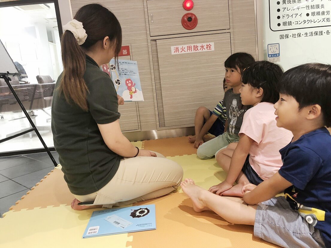 聞き入る子ども達