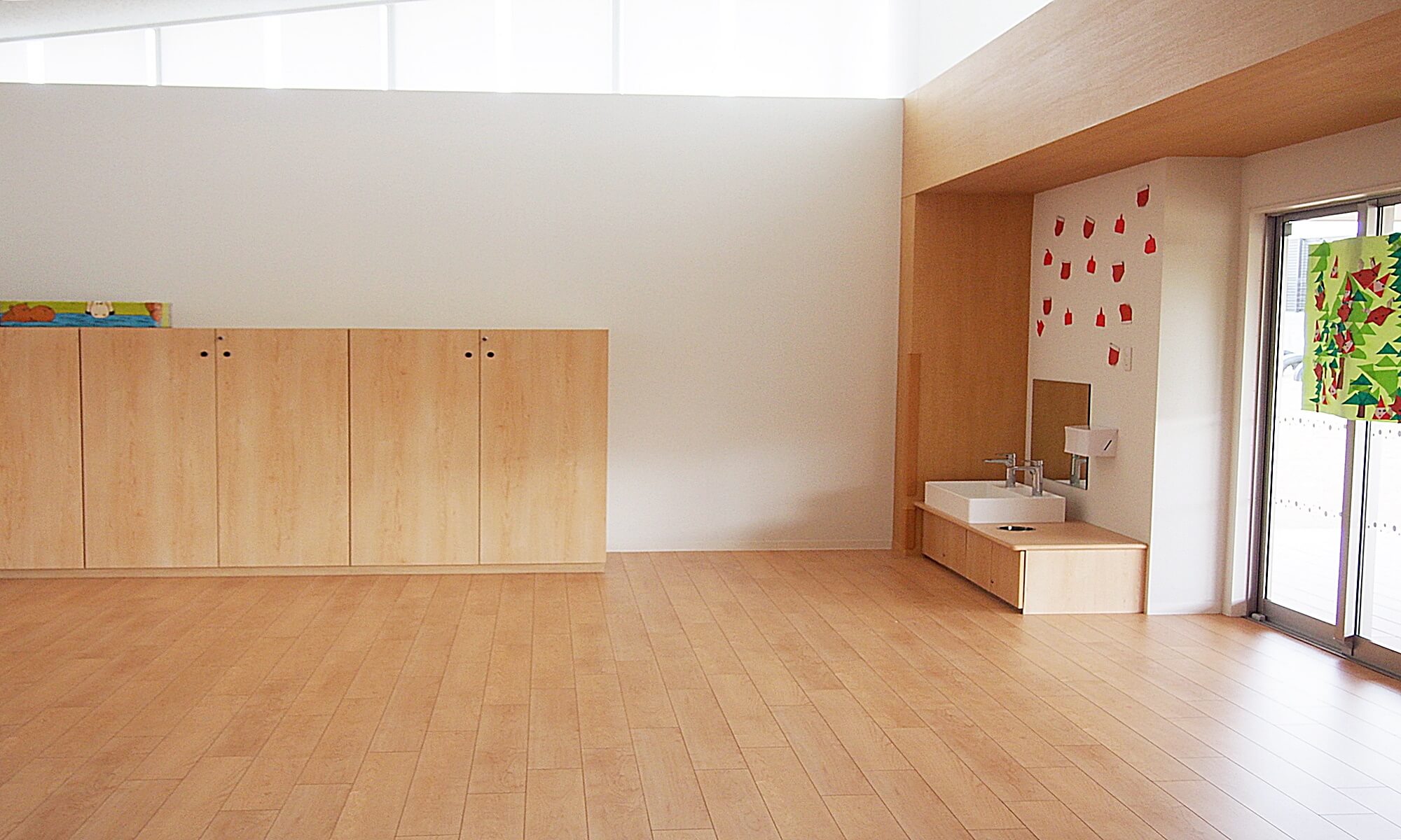 天井にも窓があり明るい園内