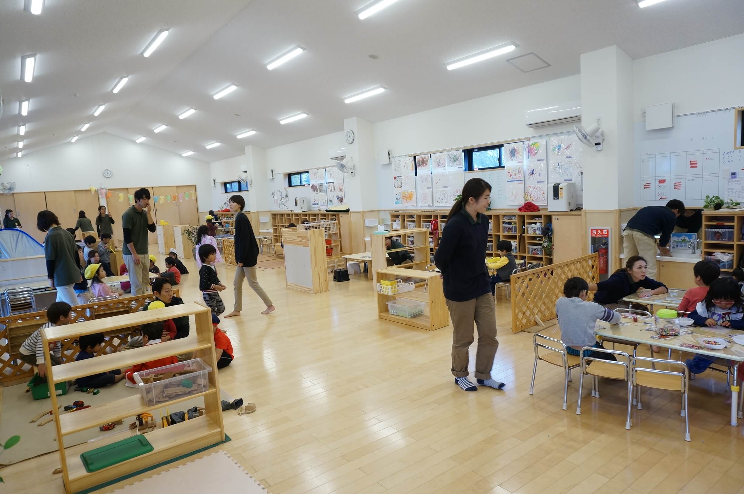 室内の活動を見学する保育士たち