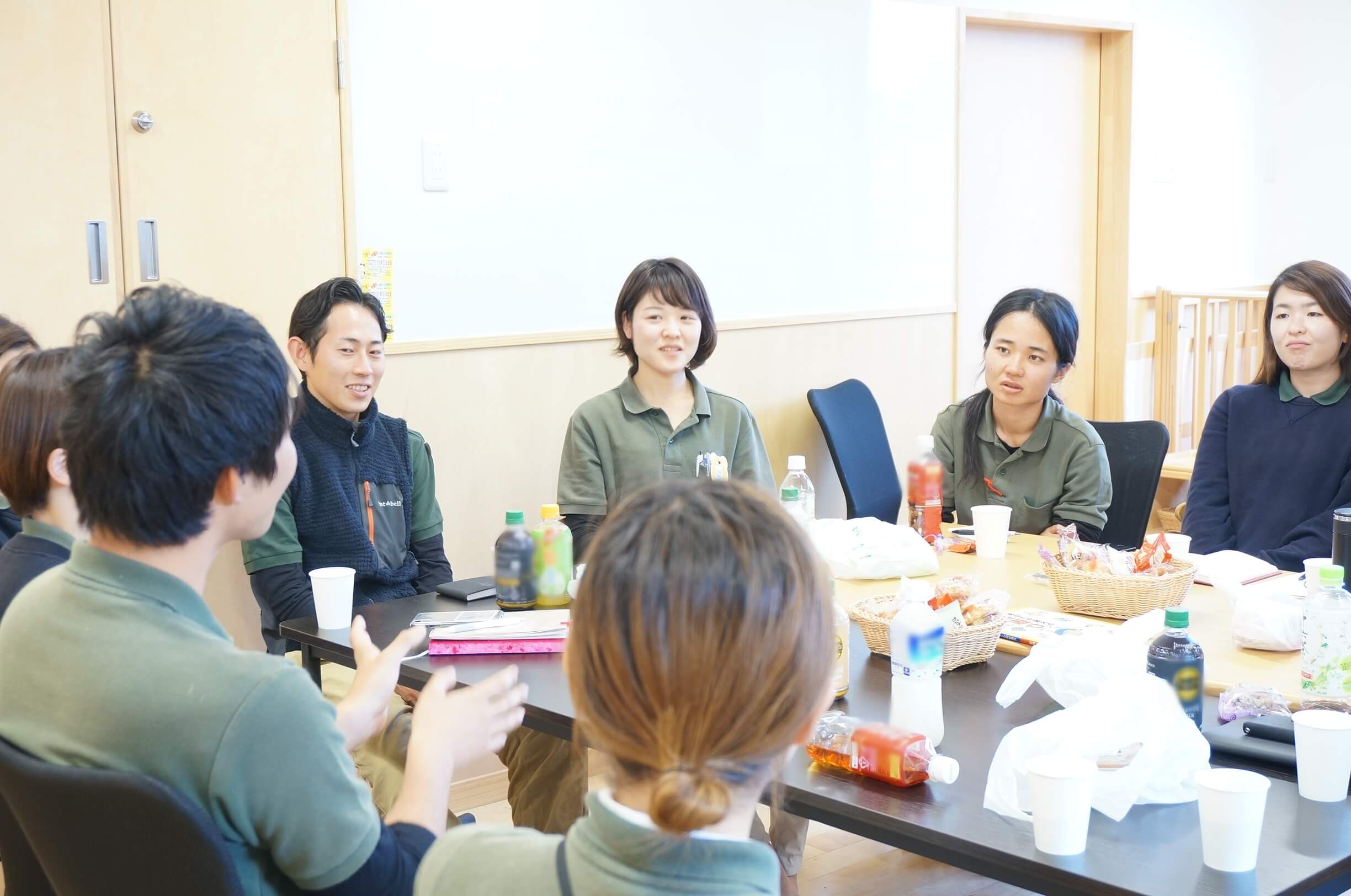 次回の開催について話し合う保育士達