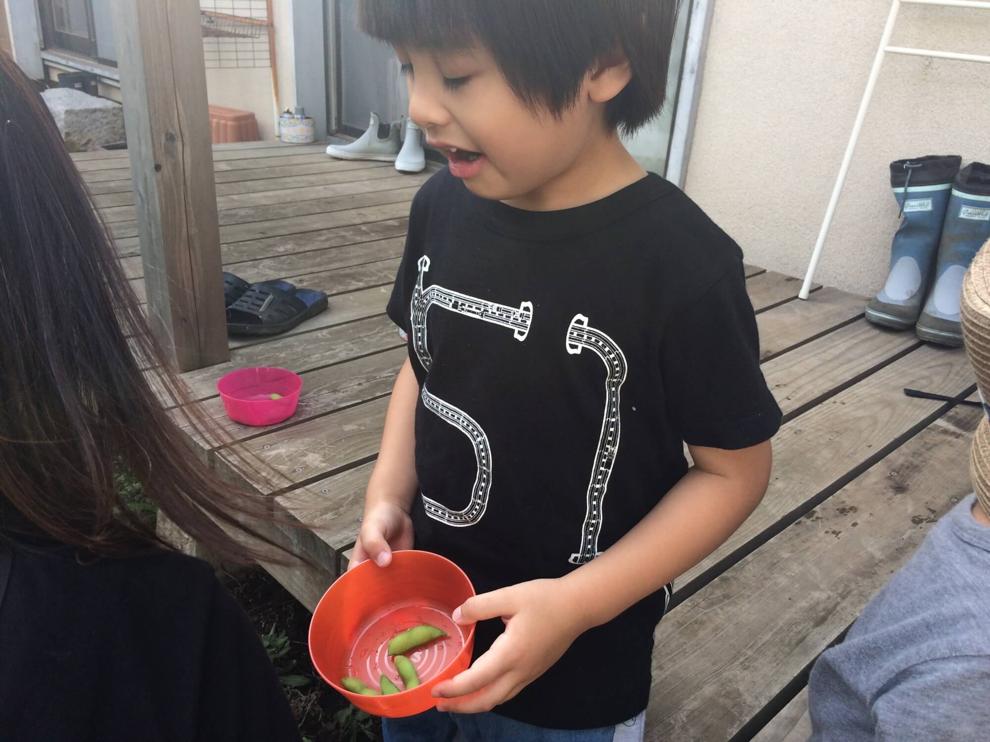 枝豆を口に入れてみた子ども