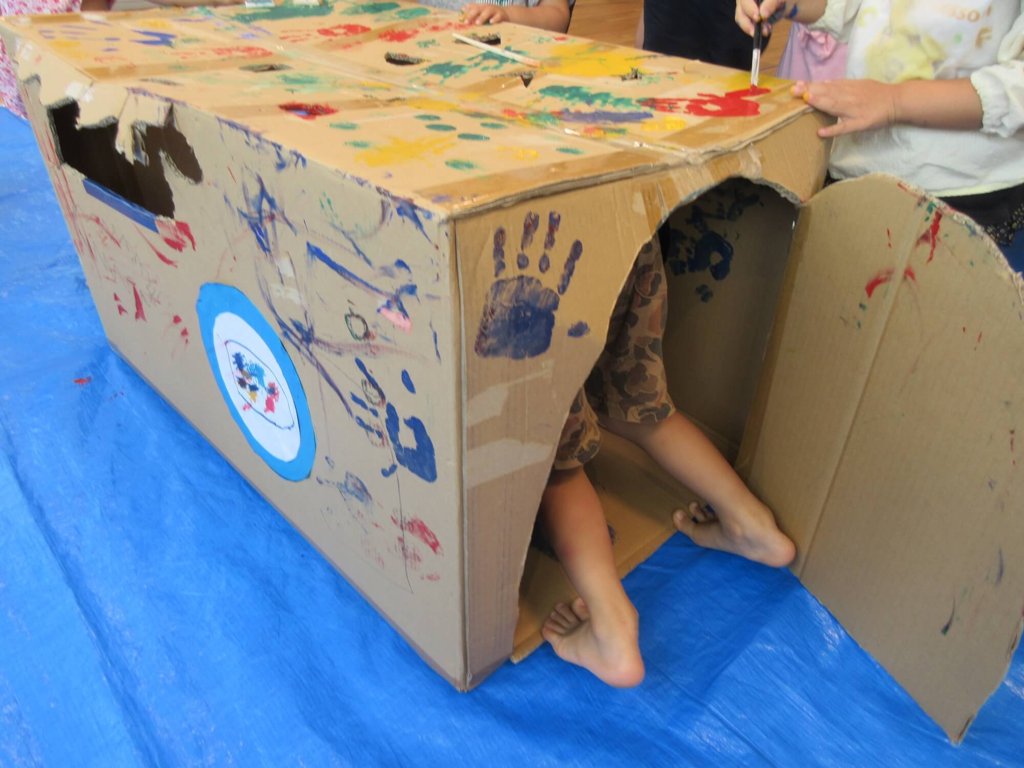 ボディペインティングを楽しむ子ども