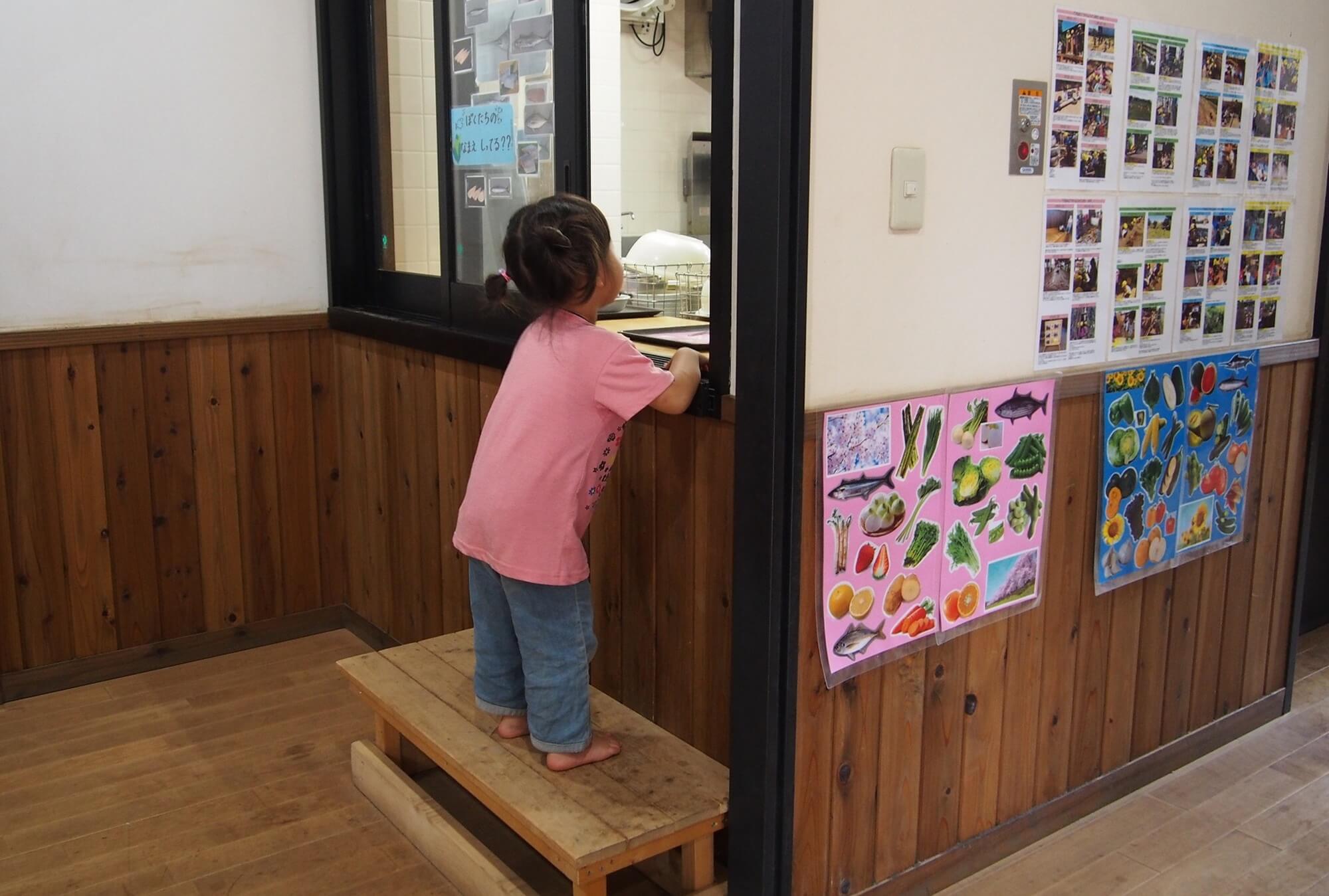 顔が見えるように置いた台は大人気!「今日のおやつはなあに?」