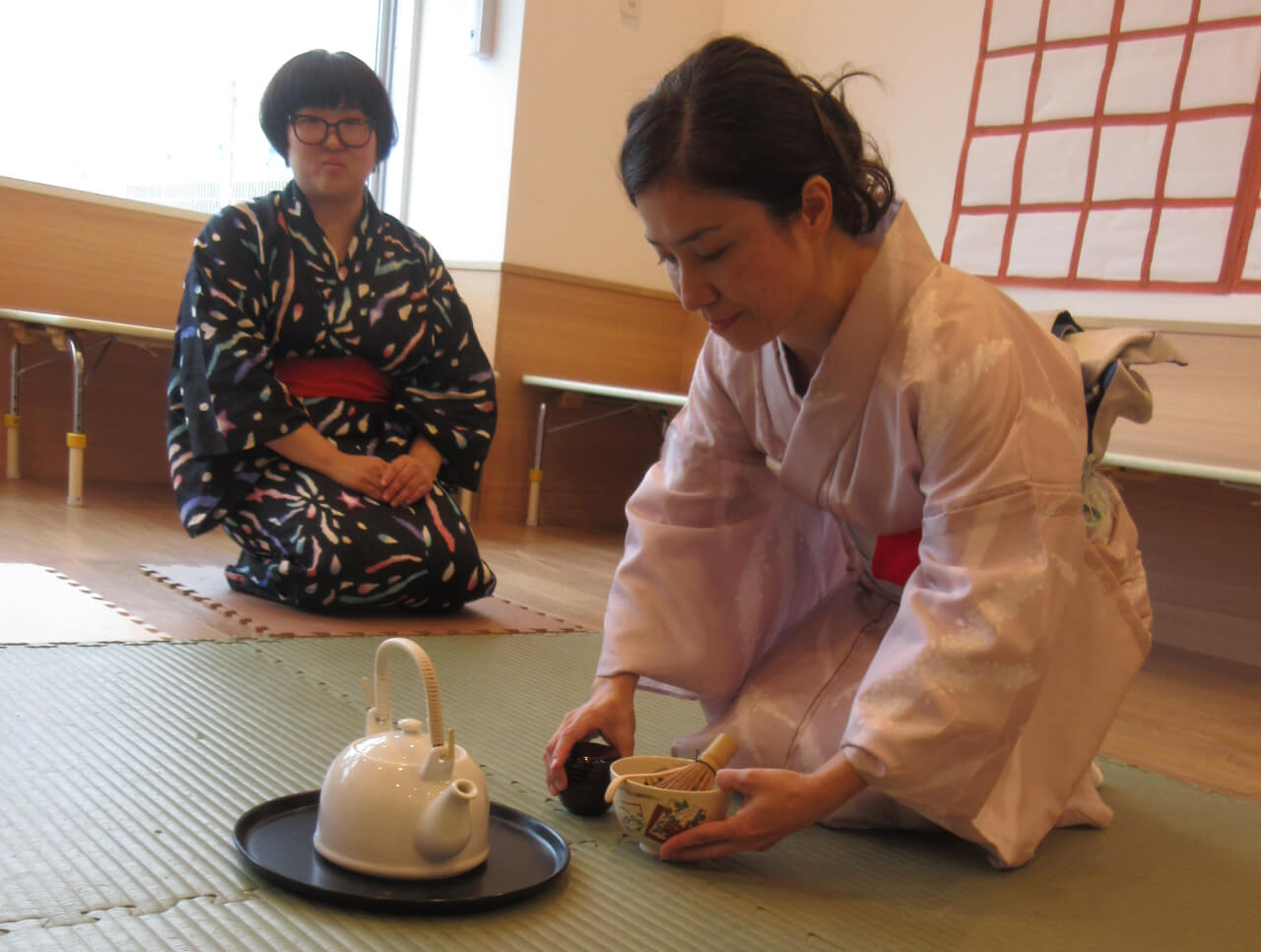 お茶を点てる先生