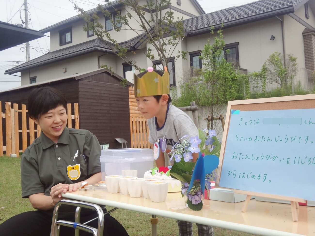 石田さん（左）。お誕生会の様子