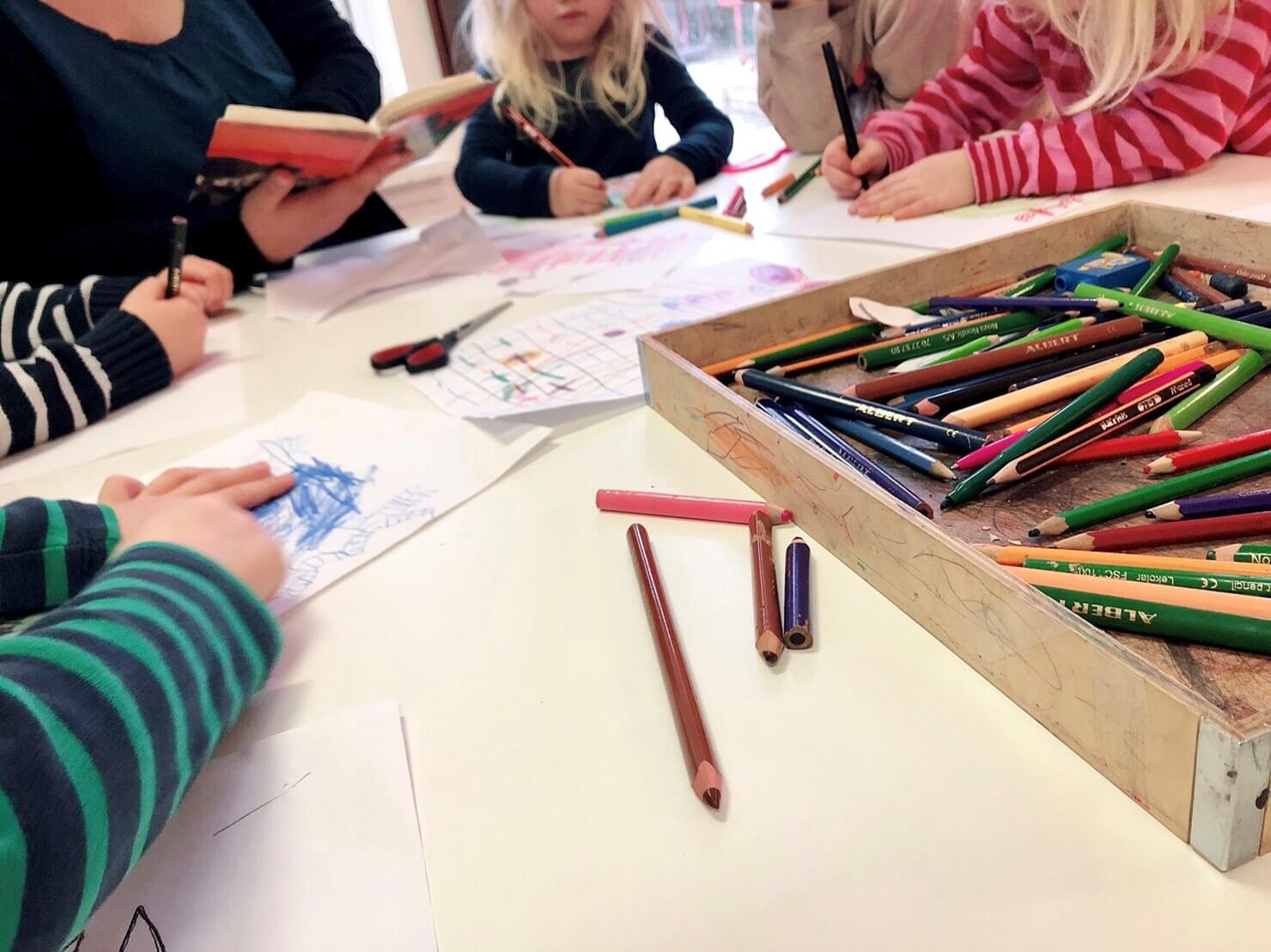 塗り絵をする子ども達