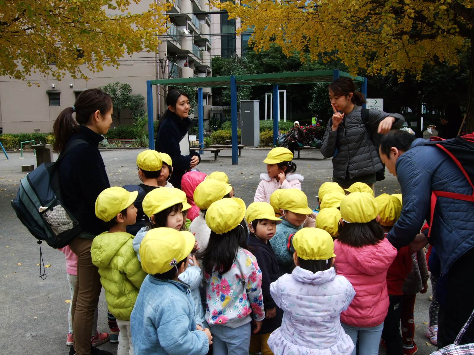 公園で園児数をカウントする保育士