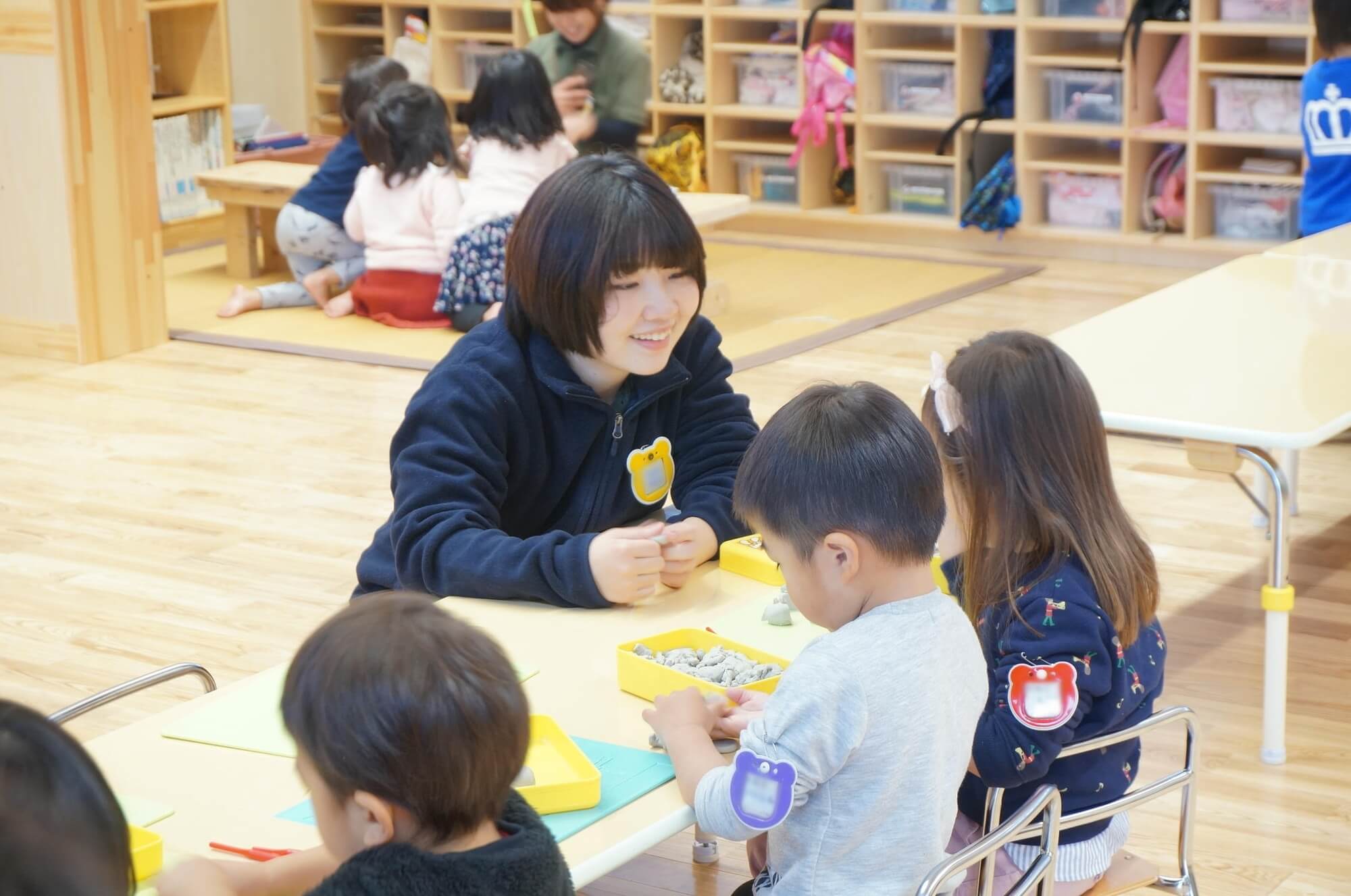 園児と遊ぶ浅野さん