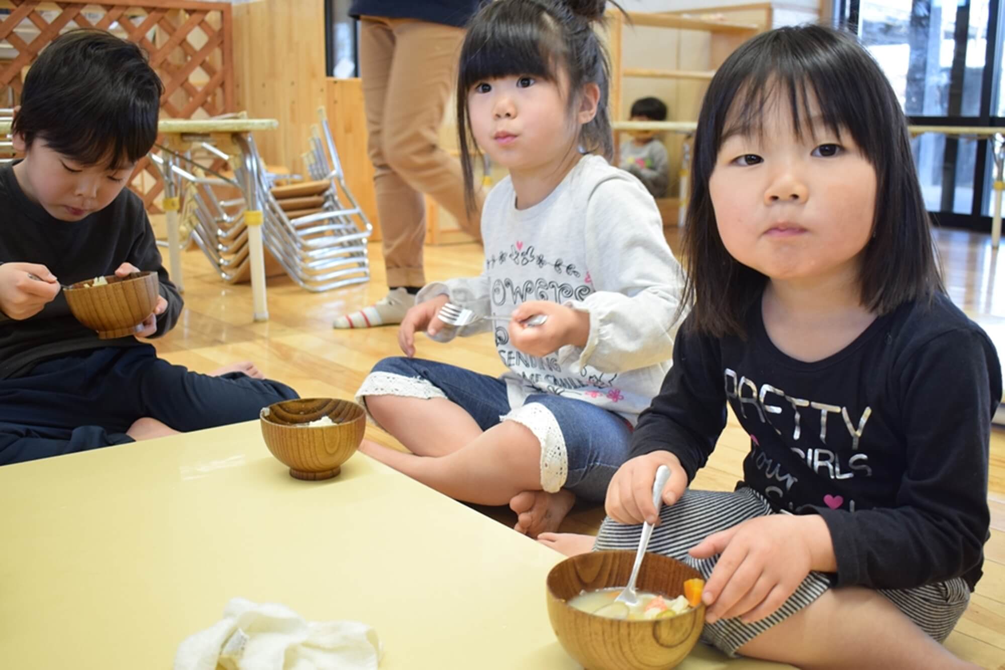 お代わりに何度も並ぶ子も