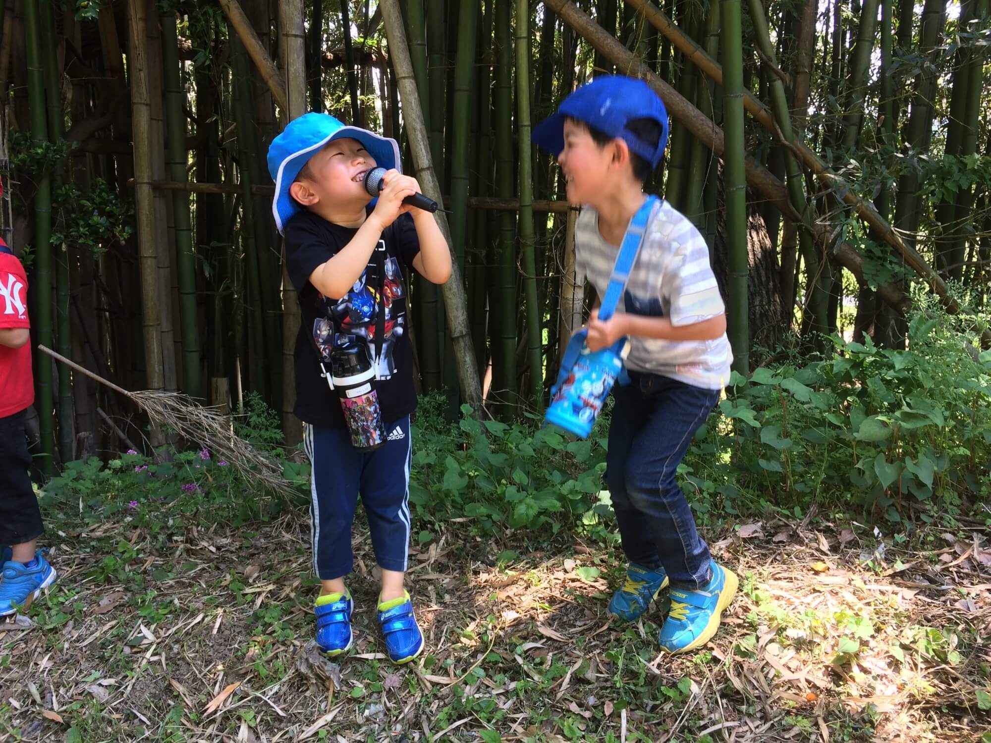 友だちと散歩を楽しむ子供達