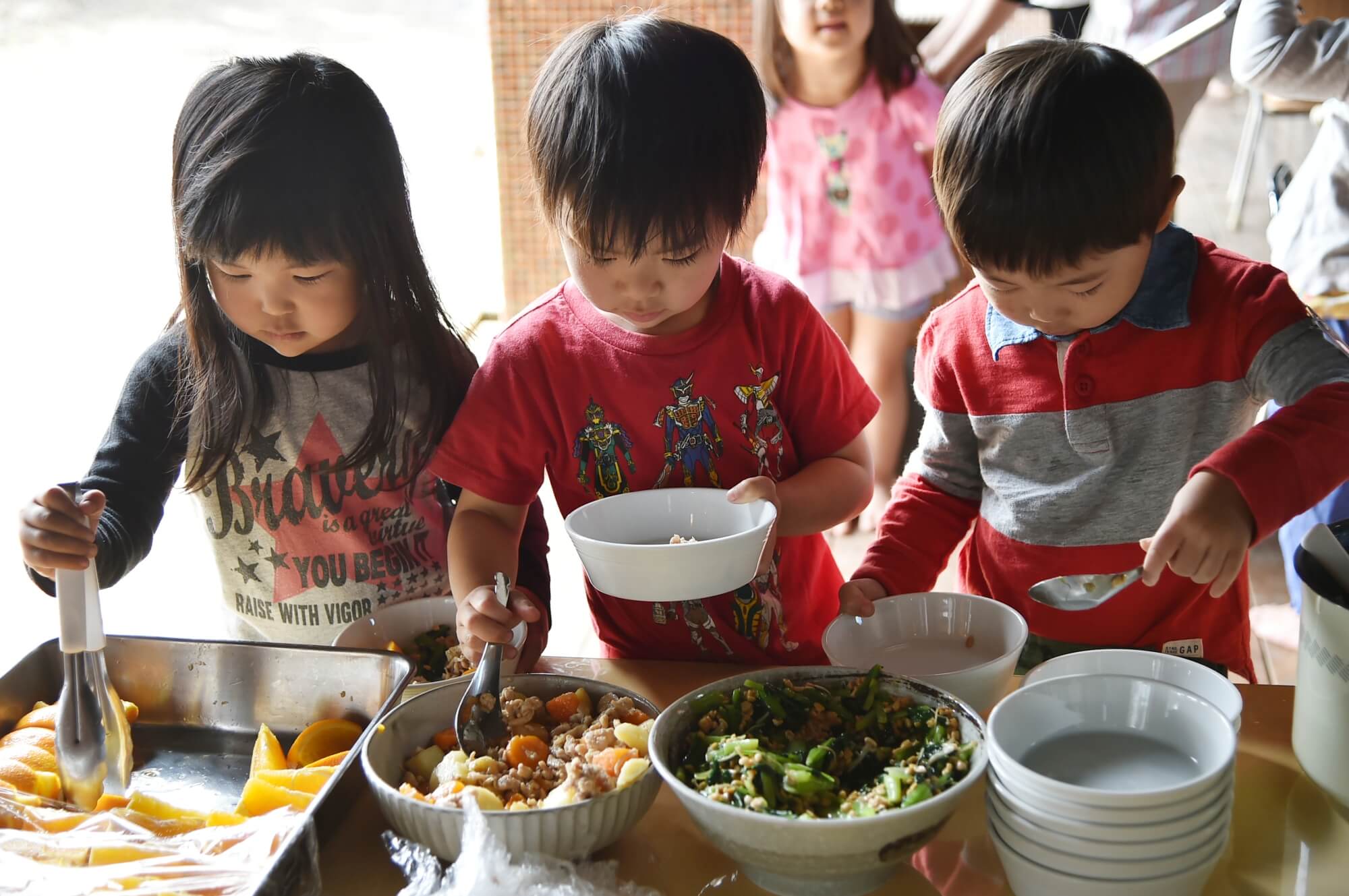 食事を自分で盛りつける子どもたち