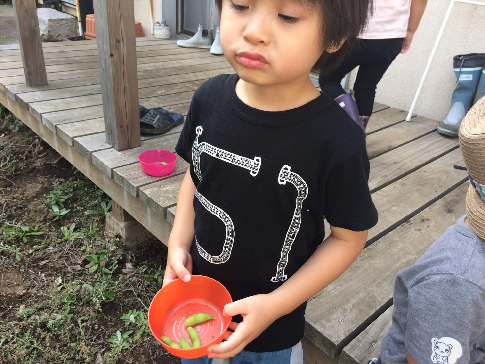 枝豆を食べる子ども