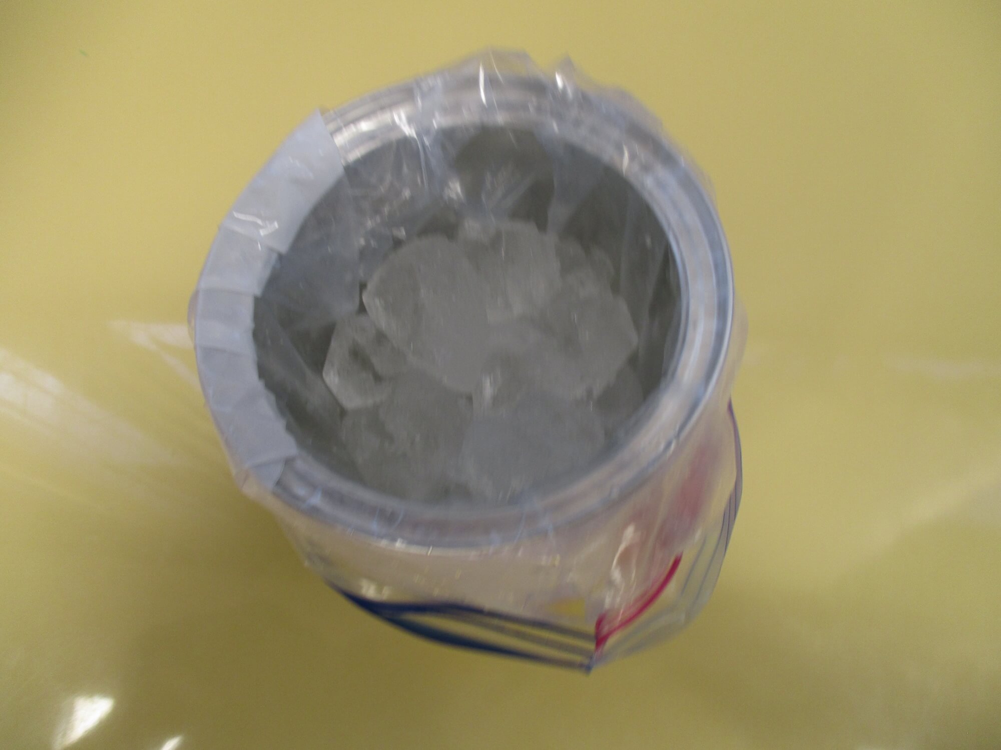 氷を入れたミルク缶