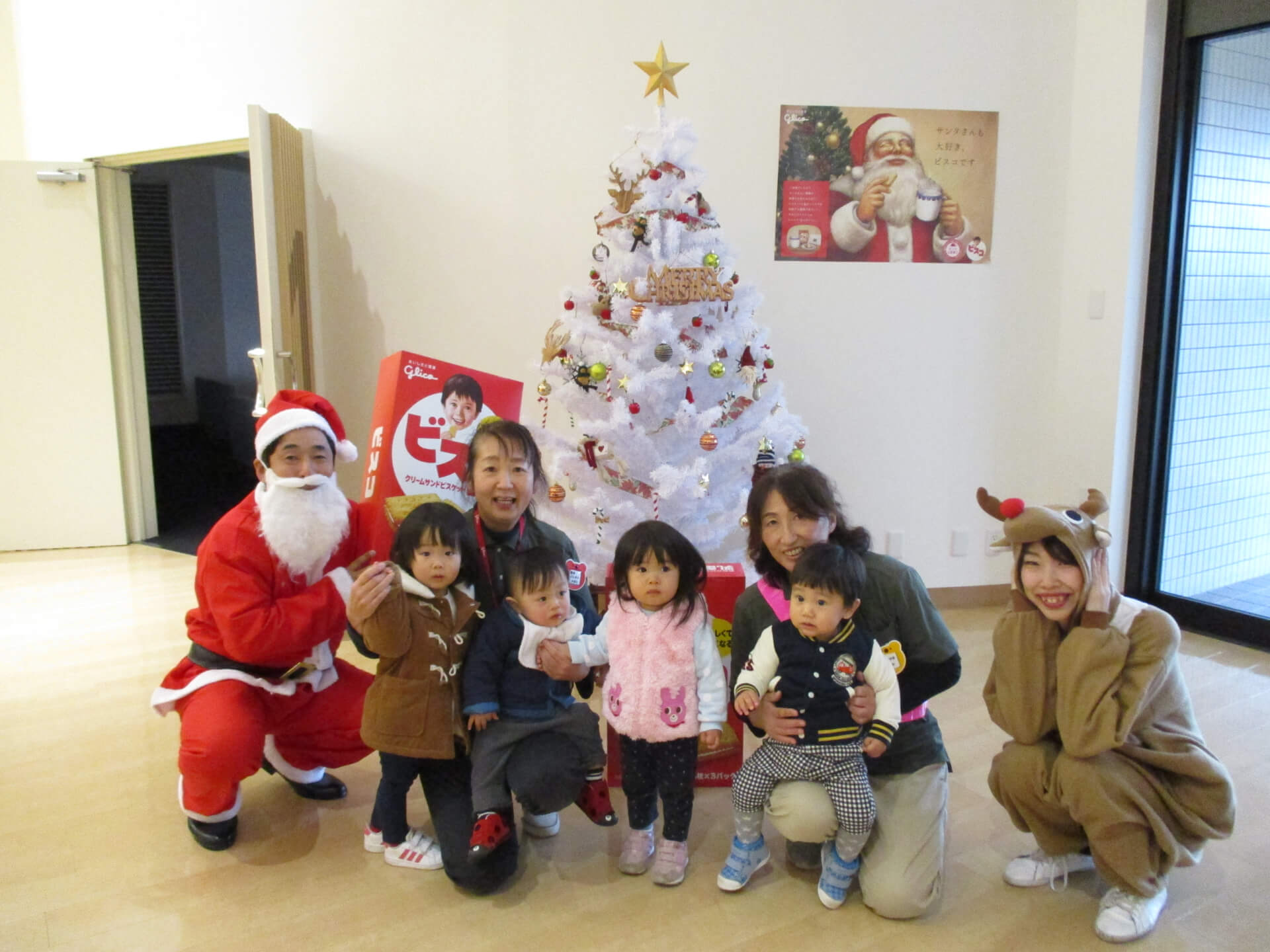 収穫した野菜を手に取る子ども