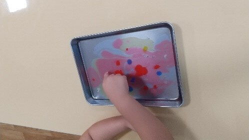 絵の具を混ぜる子ども