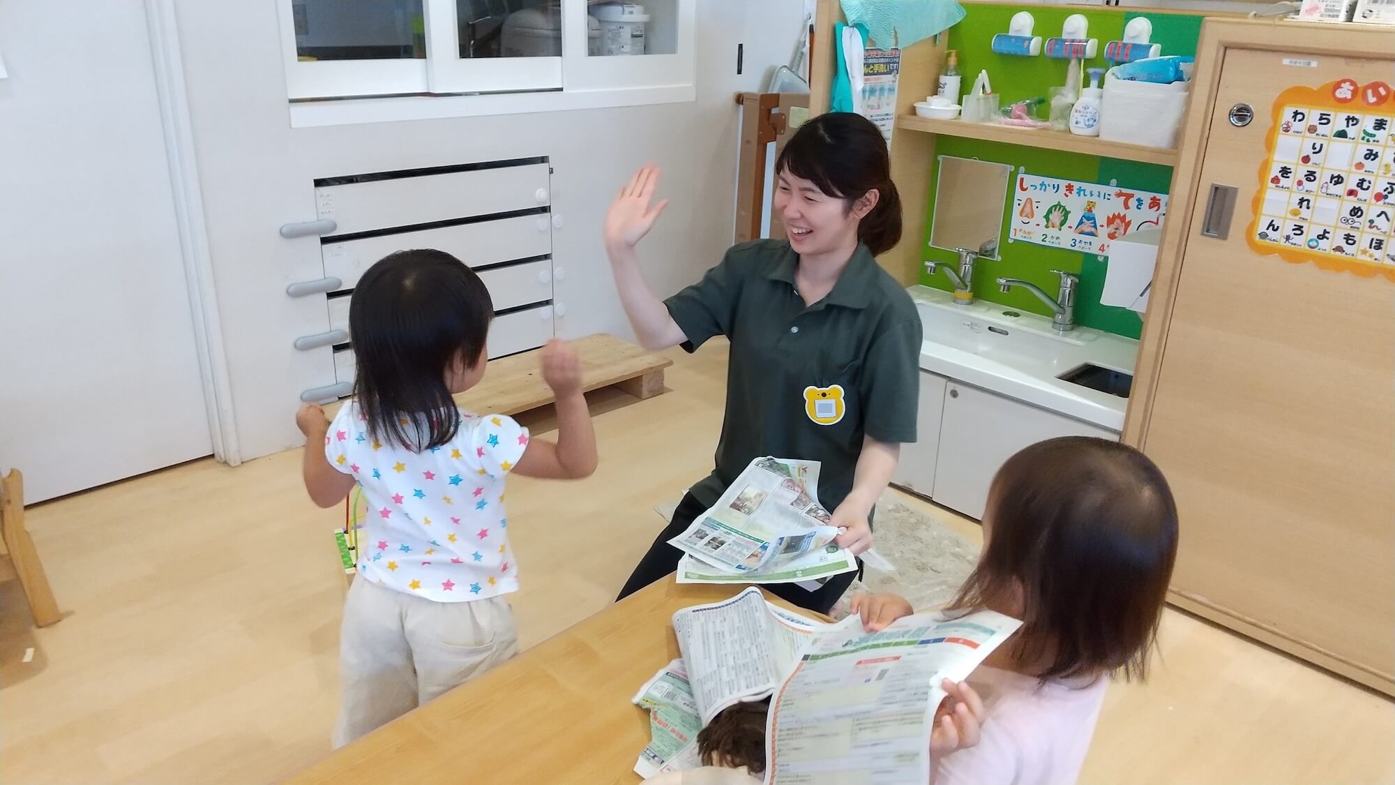 子どもたちとの触れ合いも楽しめるようになったと語る朝山さん(2019年度 撮影)