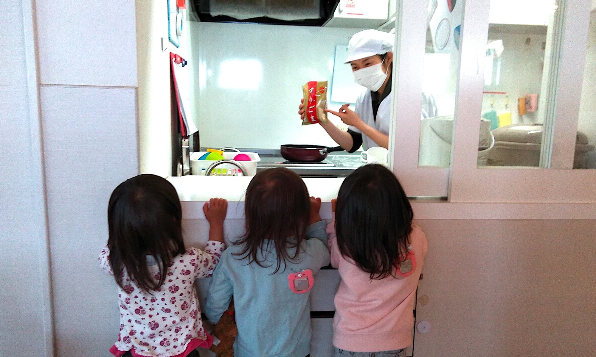 調理室の窓越しにも触れ合いを(2019年撮影)