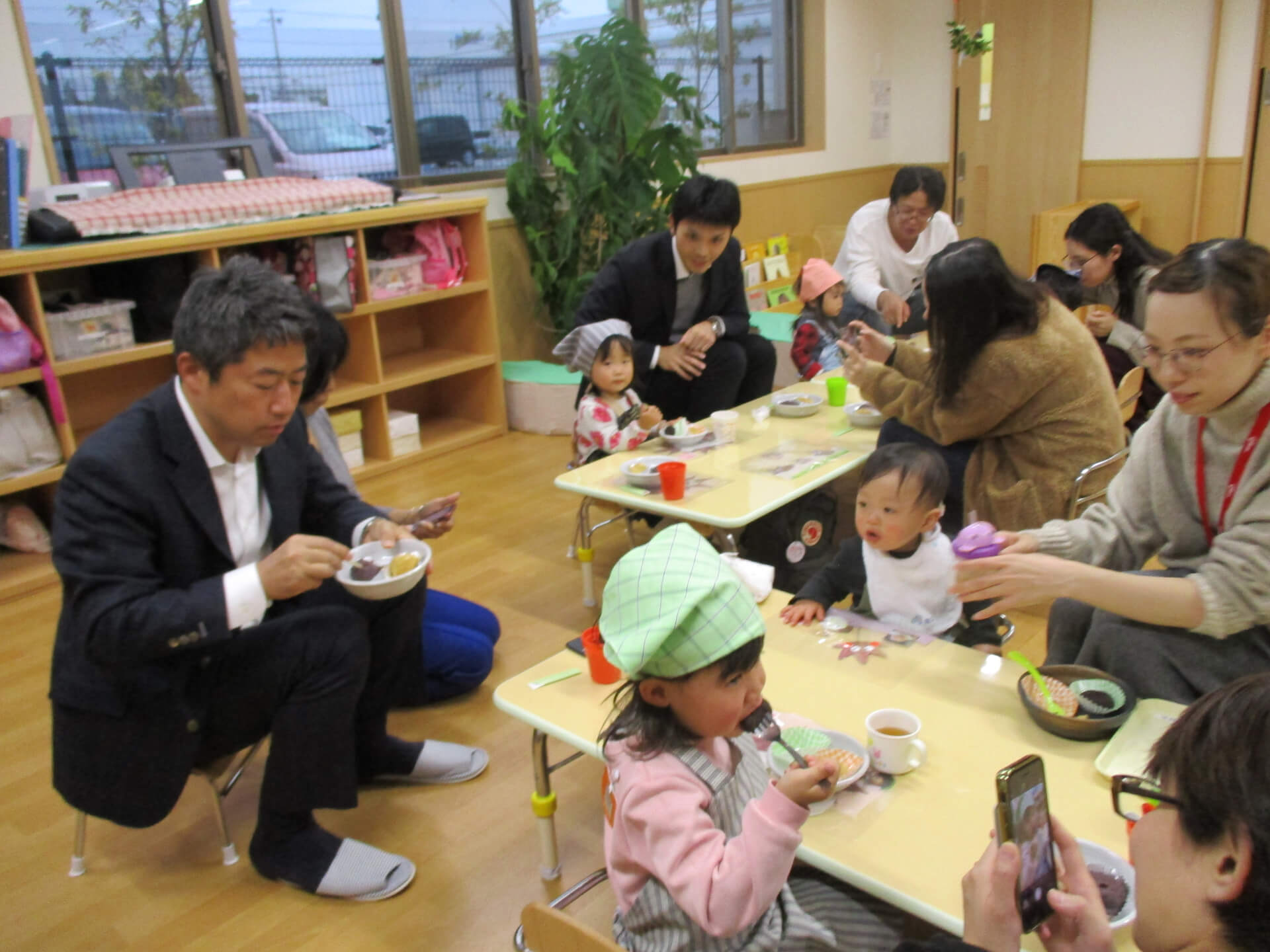 お餅を食べるゲスト