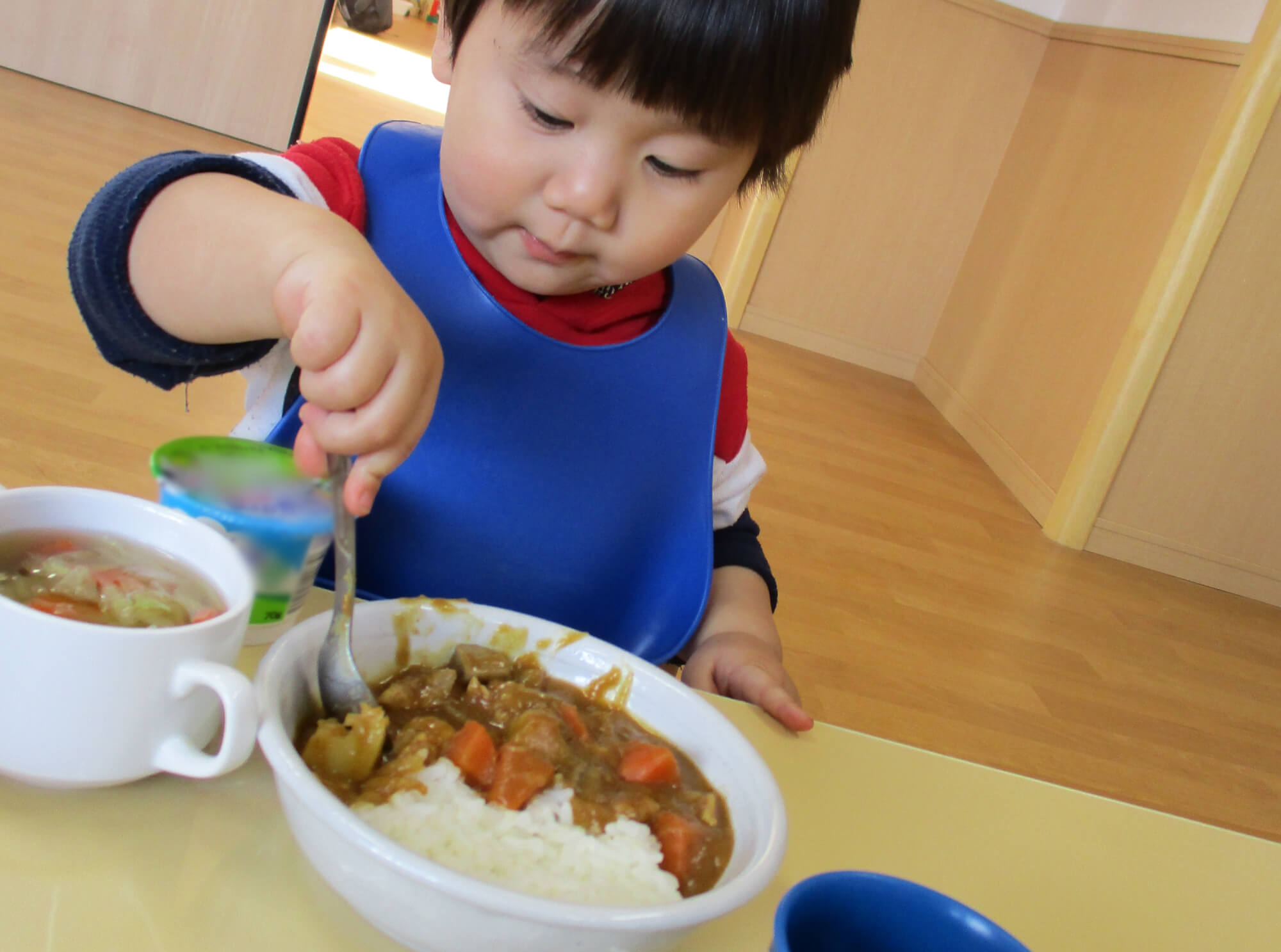 カレーを食べる子ども