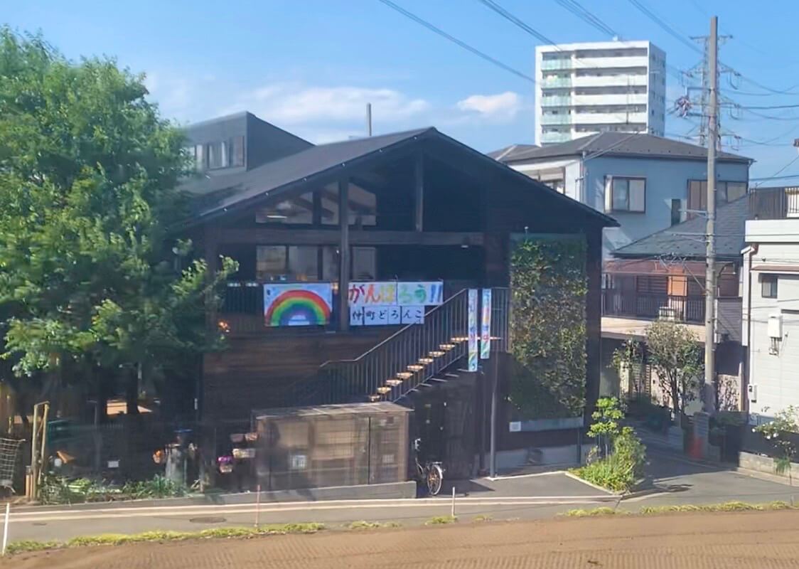 東武東上線の車内から撮影した仲町どろんこ保育園の虹
