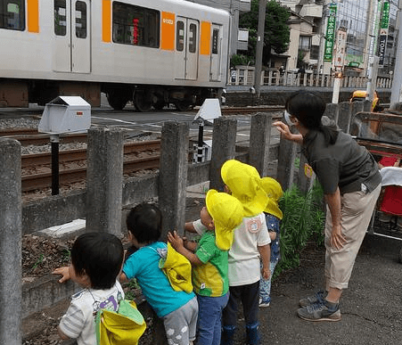 電車を眺める子どもたち