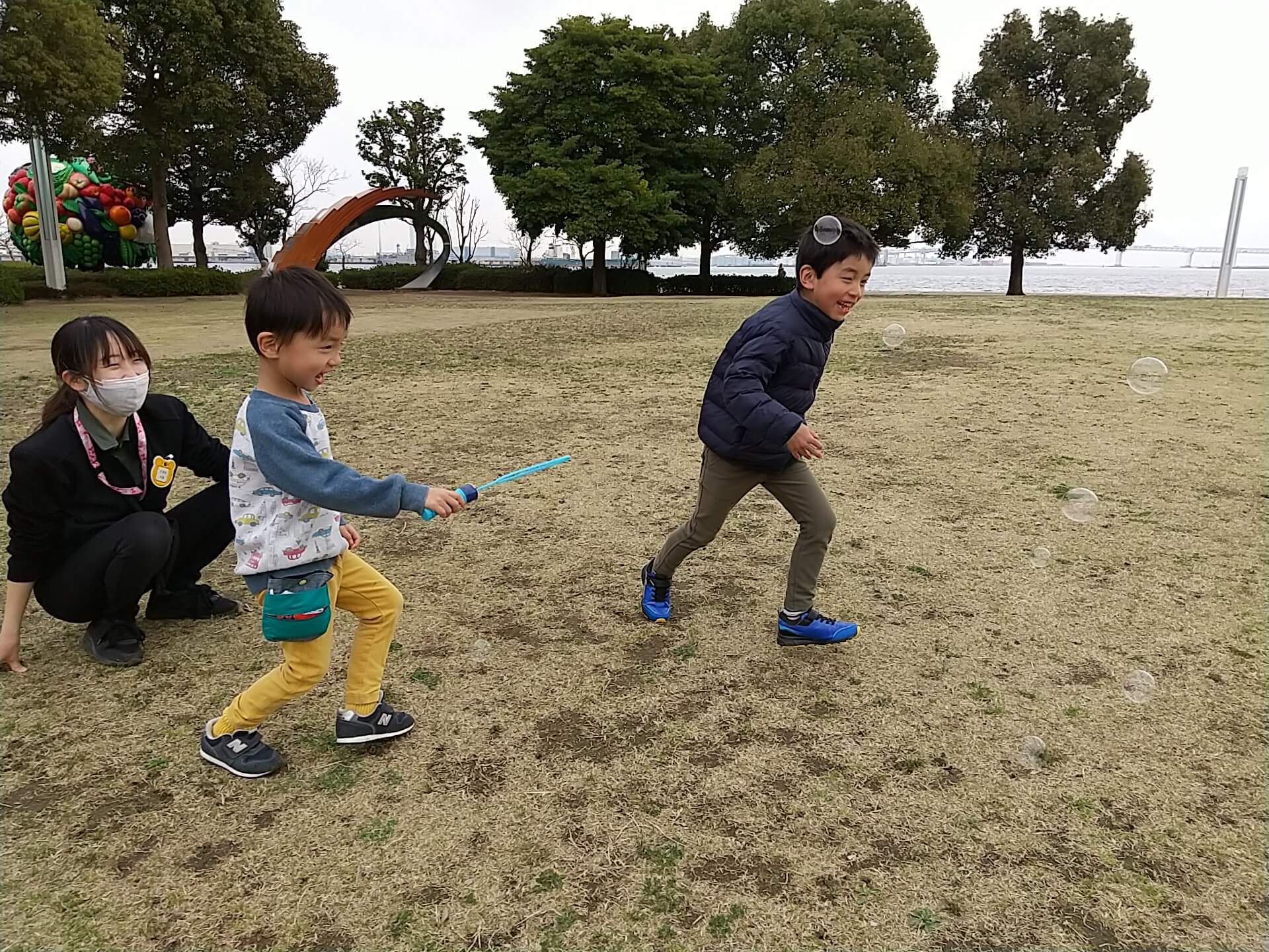 シャボン玉を追いかける子供