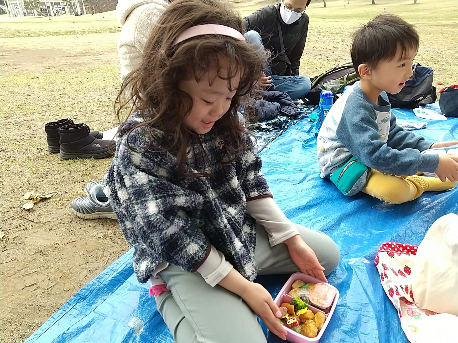 お弁当を食べる子