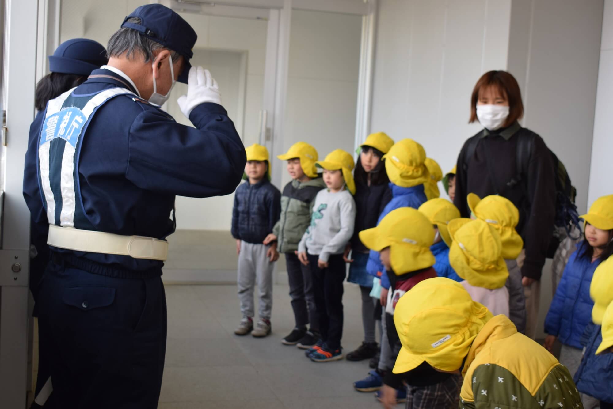 警察官に挨拶する子どもたち