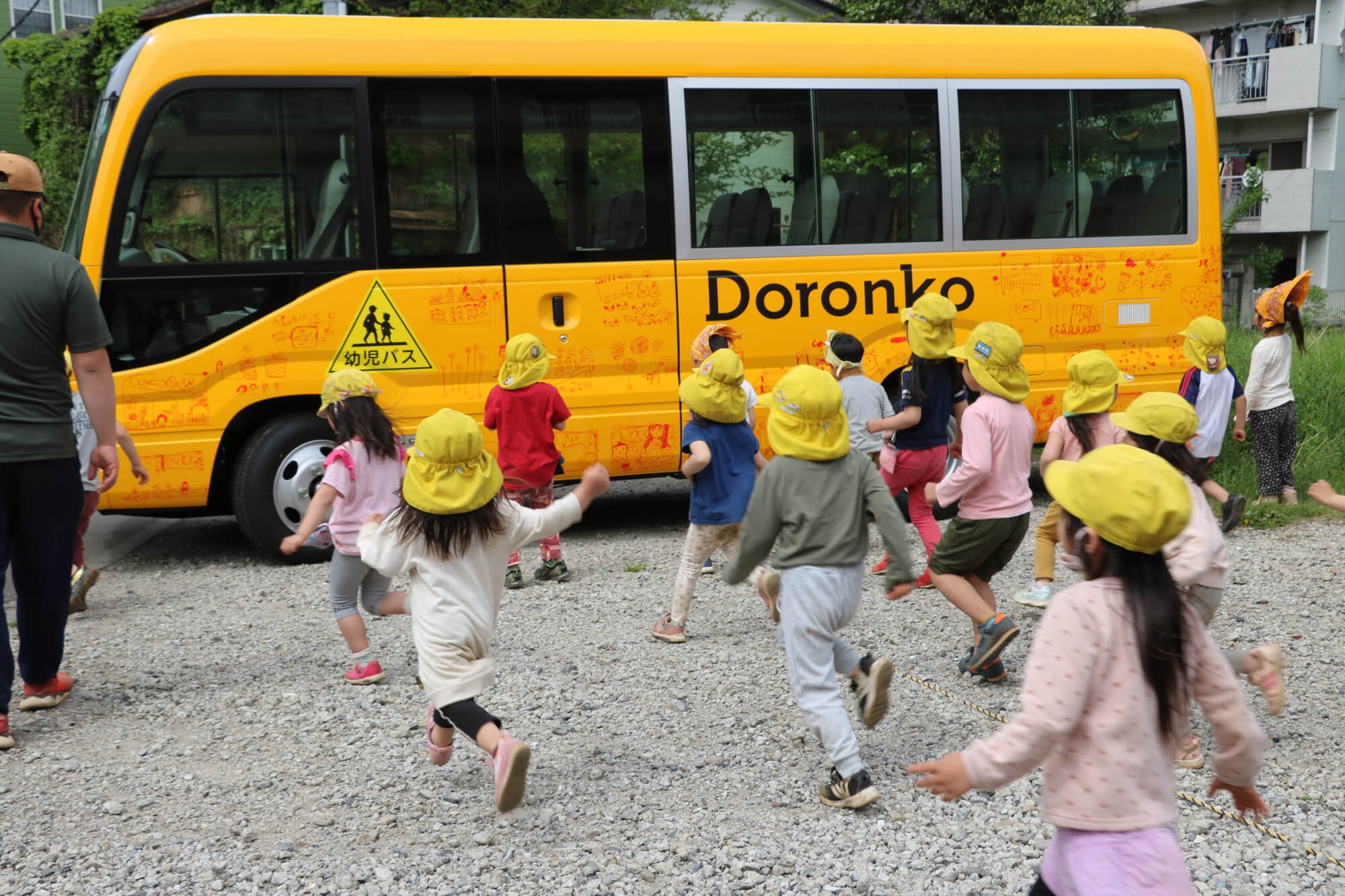 大喜びでバスに駆け寄る子どもたち