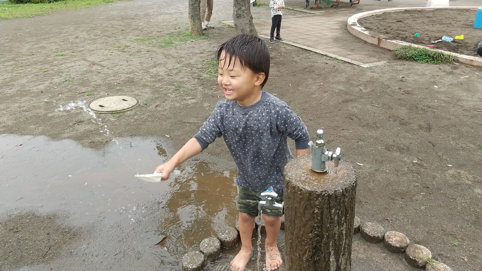 水遊びをする子ども