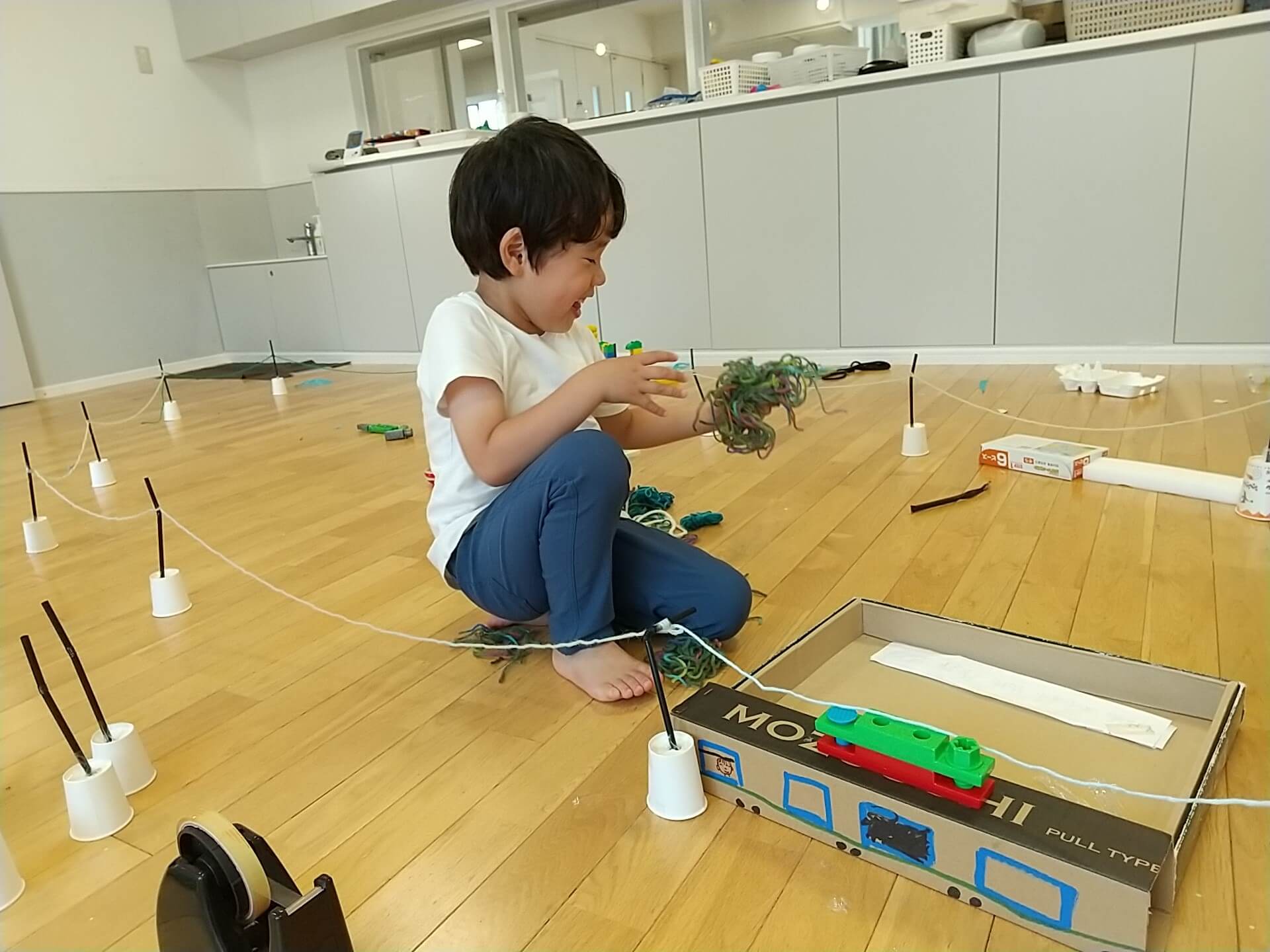 電車の架線をつくる子