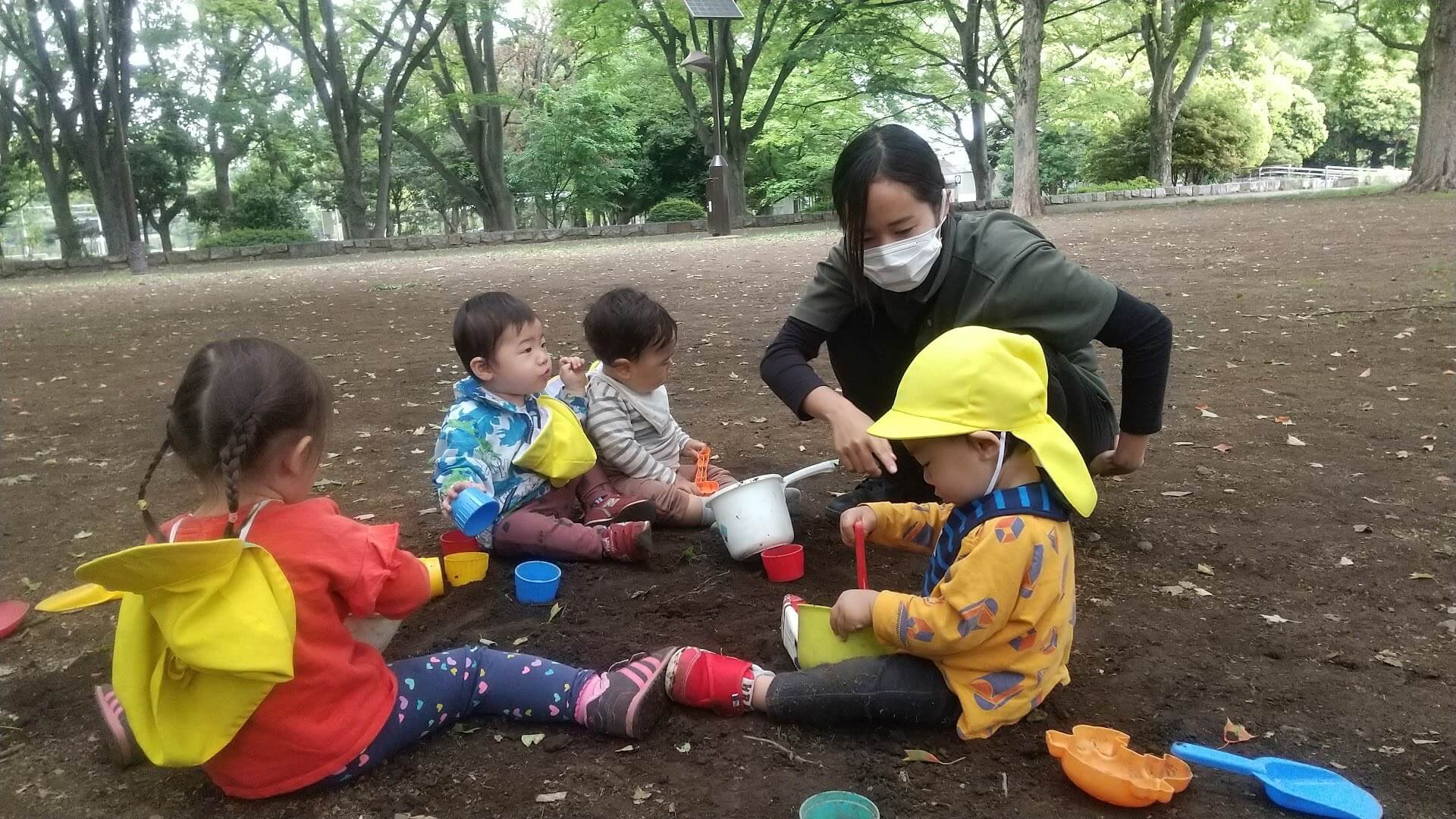 砂遊びをする子ども