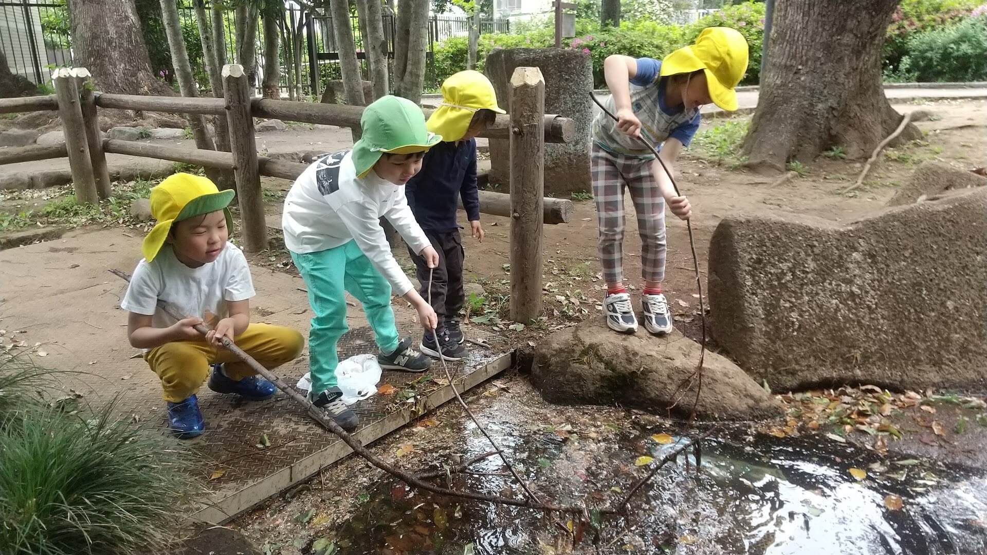 池の水で遊ぶ子ども