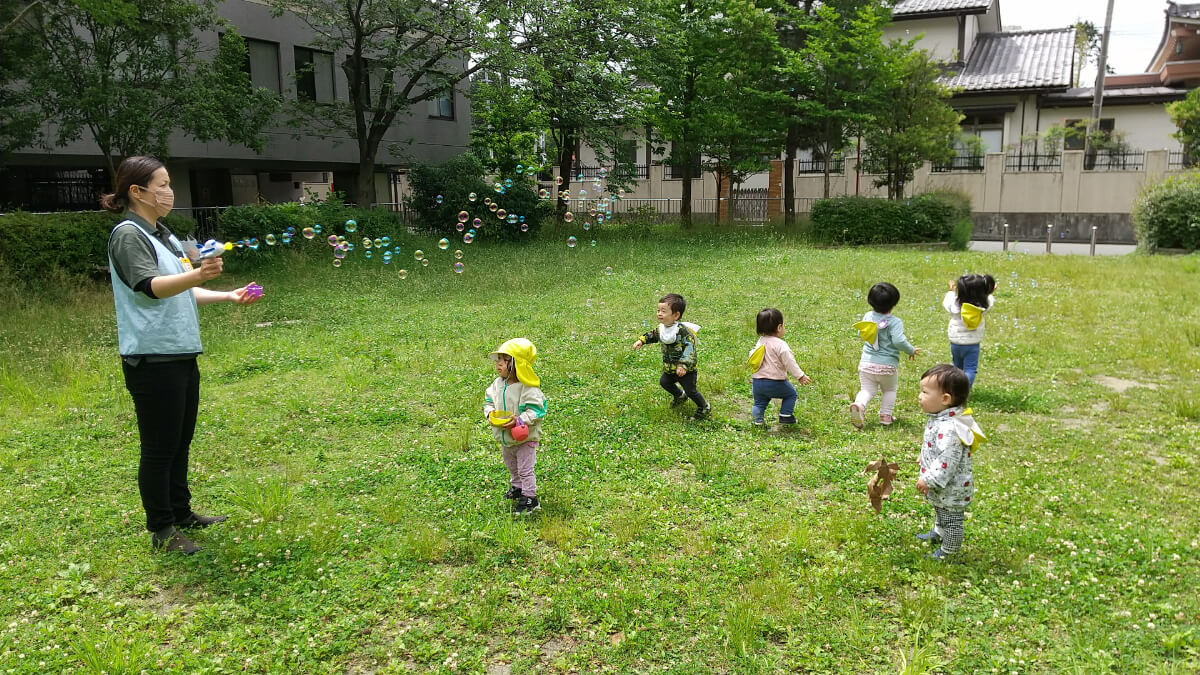 公園で遊ぶ園児たち