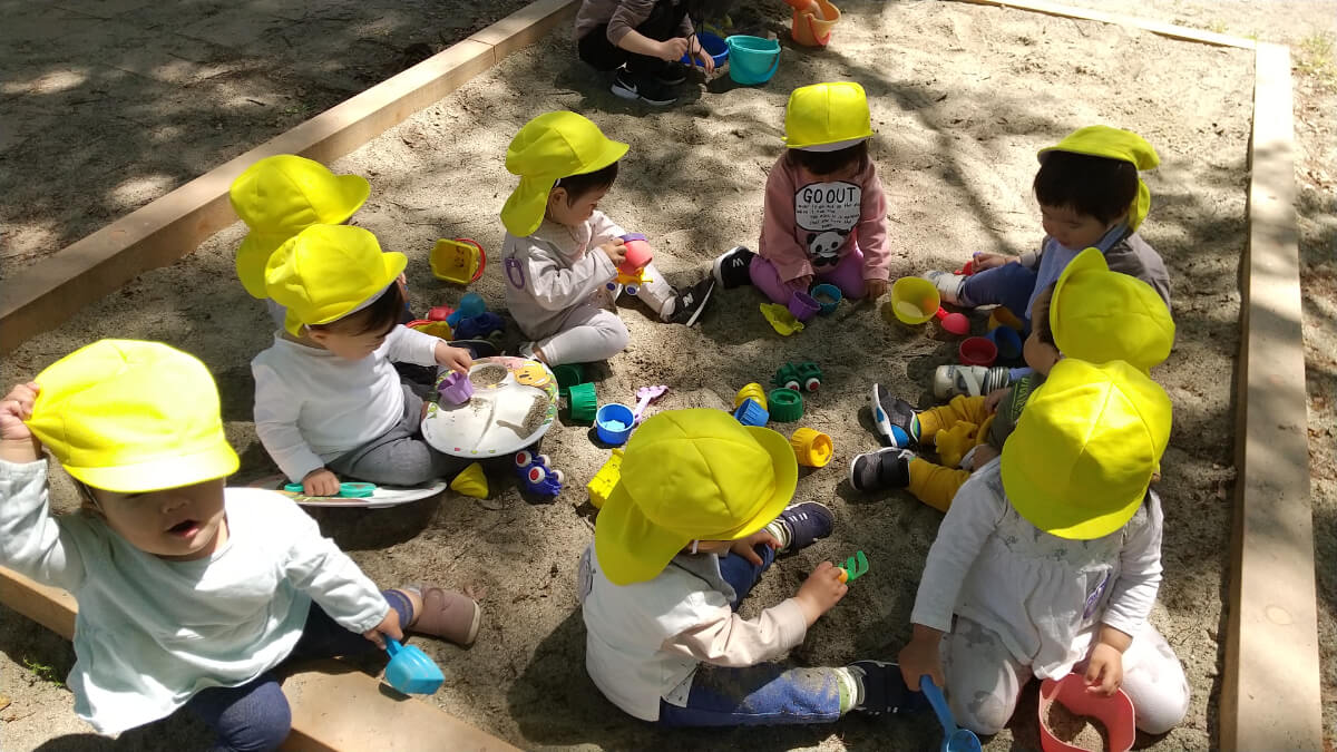 砂場で遊ぶ園児たち