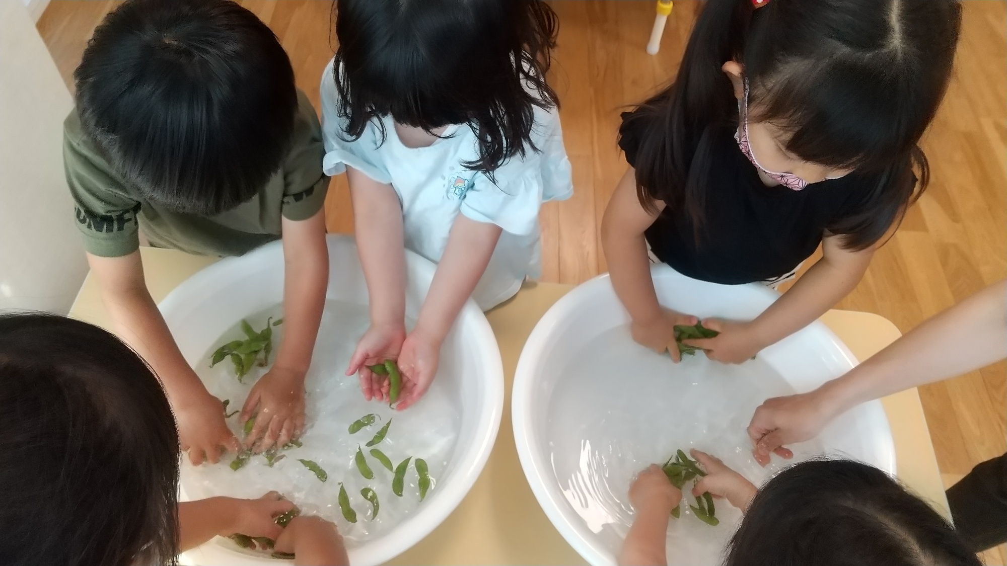 枝豆を洗う子どもたち