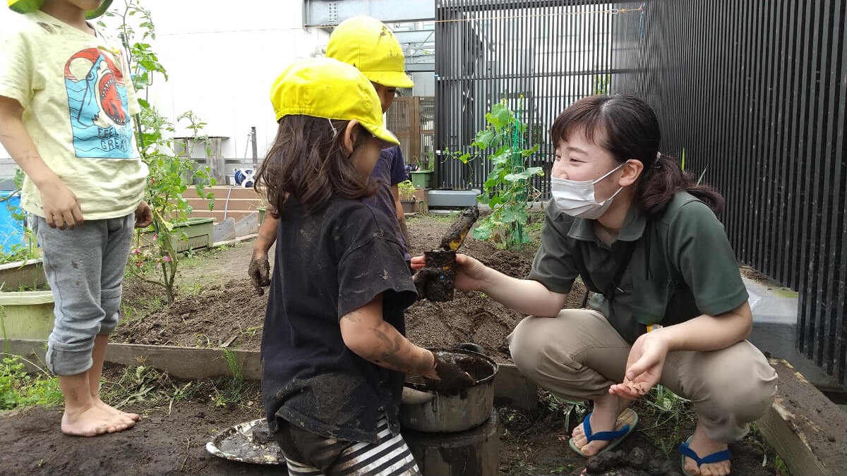 園庭での泥遊び