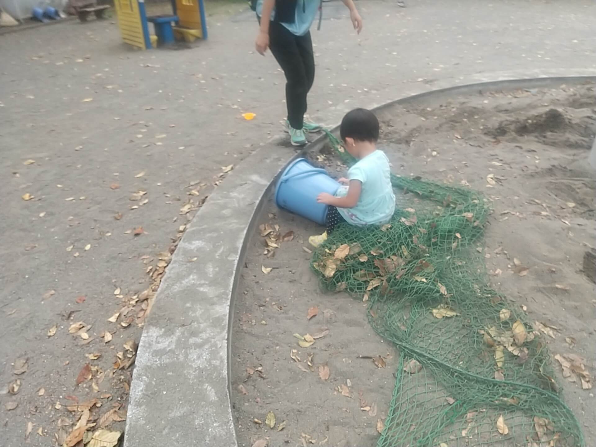 公園の砂場で遊ぶ子ども
