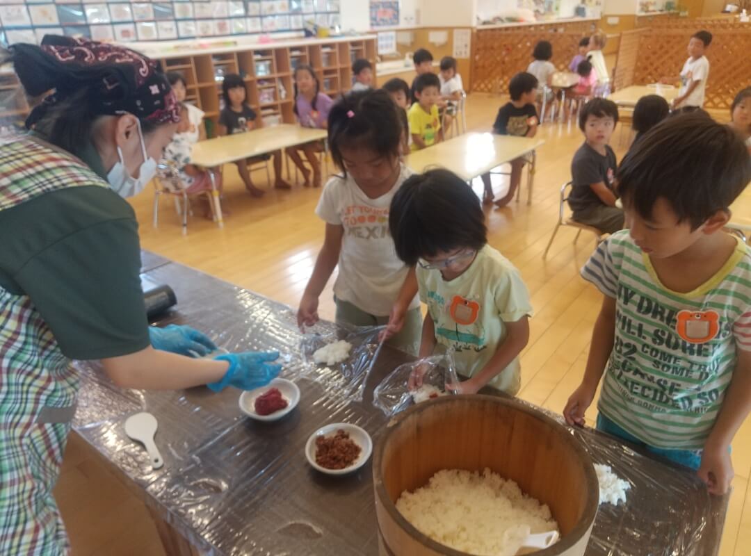 おにぎりを握る子どもたち