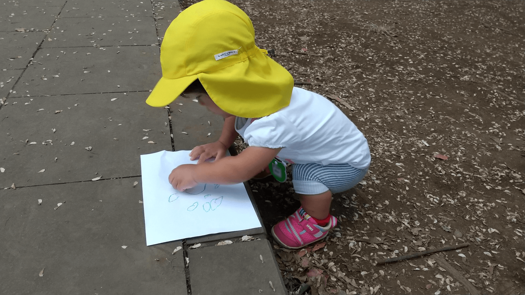 公園でお絵描きを楽しむ子ども