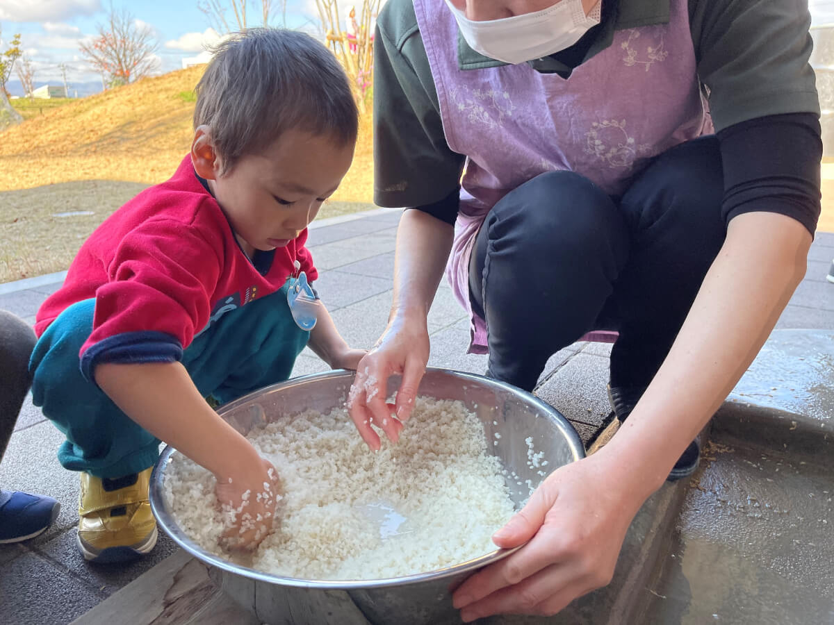 お米をとぐ子ども