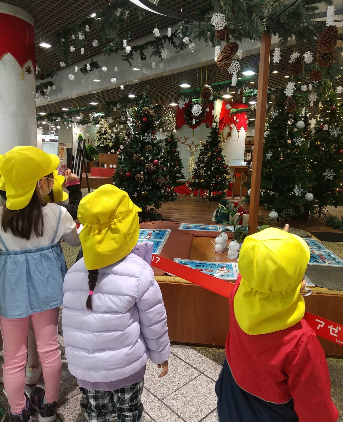 アゼリアのクリスマスを見に行く園児たち