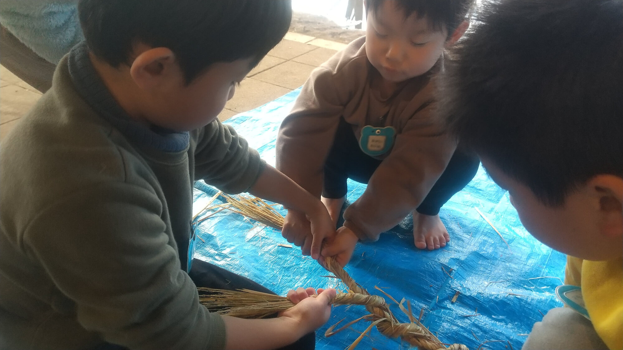 しめ縄を作る子どもたち